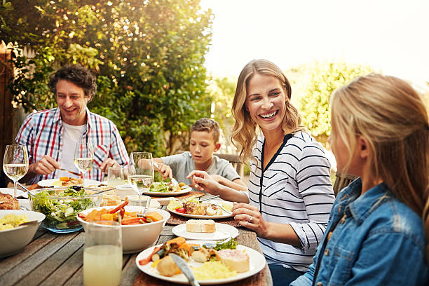moments en famille est le meilleur temps - healthy lifestyle people eating sister photos et images de collection