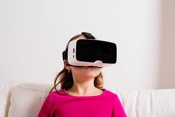 petite fille portant des lunettes de réalité virtuelle. studio tourné, copiez l'espace - gogles photos et images de collection