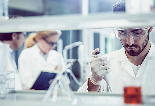 naukowcy pracujący w laboratorium - scientist research test tube lab coat zdjęcia i obrazy z banku zdjęć