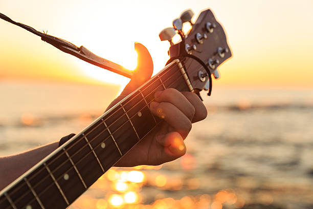 若い男は日没時にギターを弾く(ソフトフォーカス) - コーカサス 写真 ストックフォトと画像