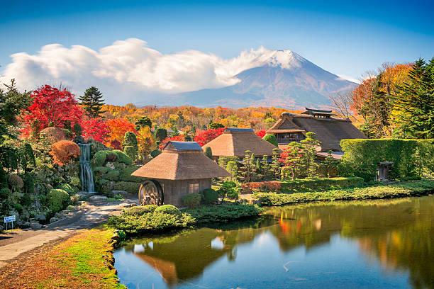 monte fuji a oshino hakkai - volcano mt fuji autumn lake foto e immagini stock