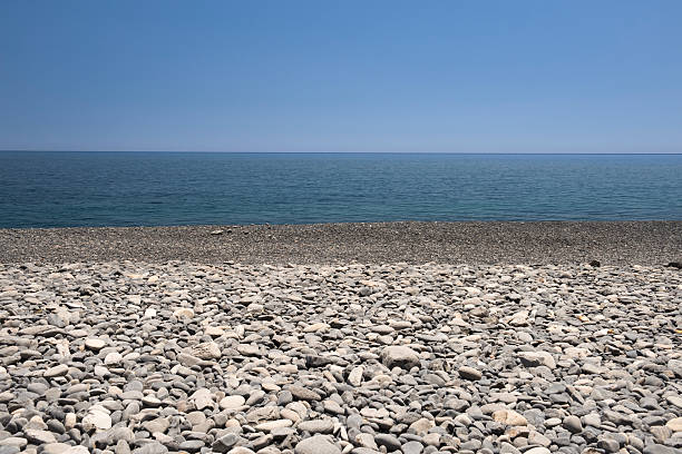 plage de galets et ciel bleu en été - chios island photos et images de collection