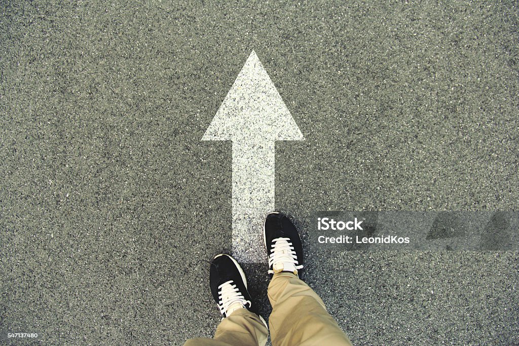 Flèche vers l’avant peinte sur une route asphaltée - Photo de Flèche directionnelle libre de droits