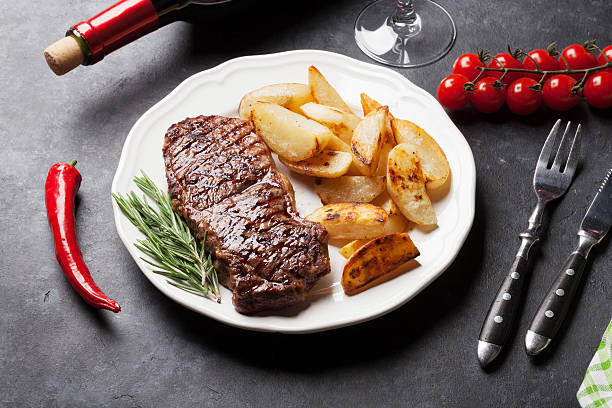 구운 striploin 스테이크 및 레드 와인 - rib eye steak steak beef prepared potato 뉴스 사진 이미지
