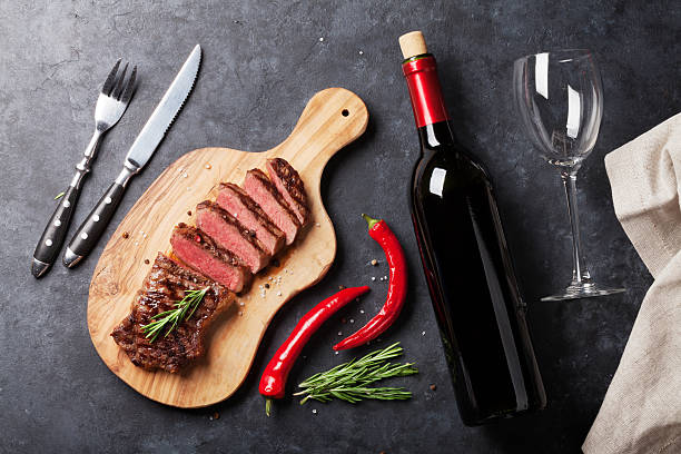 bistecca di controfiletto grigliata adagiata e vino - food balsamic vinegar vinegar bottle foto e immagini stock