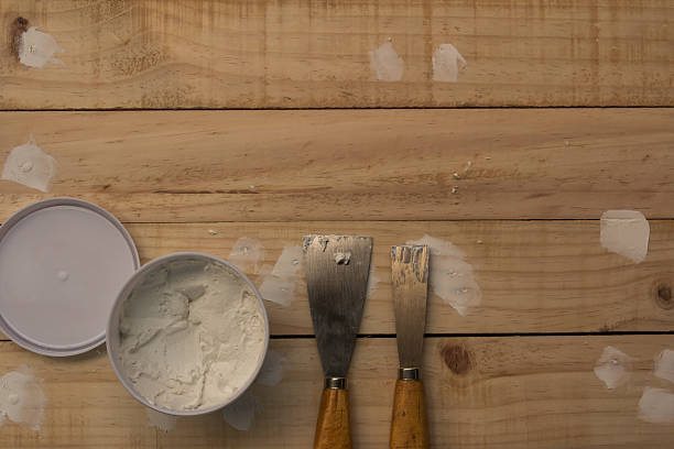 퍼티 나이프와 나무 바닥. - plasterboard plaster repairing putty 뉴스 사진 이미지