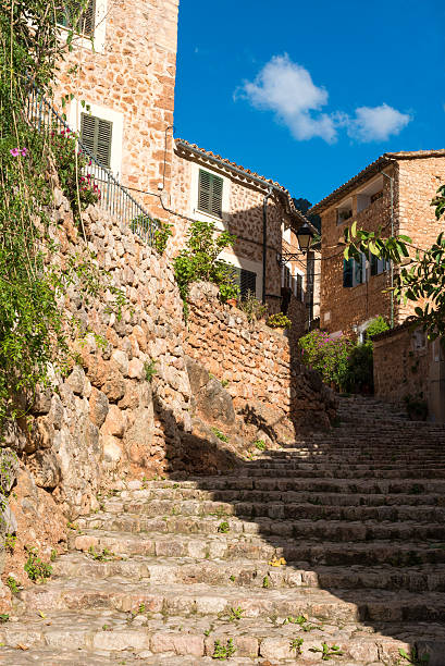 típico old street en fornalutx cerca de sóller mallorca, españa - fornalutx majorca spain village fotografías e imágenes de stock