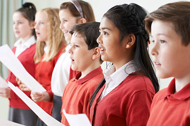 grupo de crianças cantando no coral da escola - sheet music music classroom education - fotografias e filmes do acervo