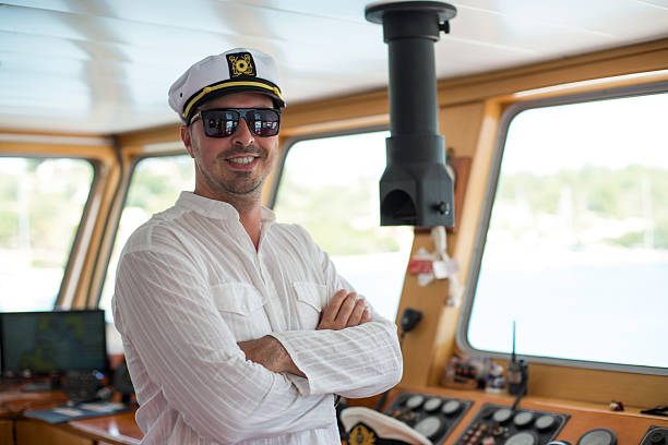 jovem comandante - sailing ship passenger ship shipping cruise - fotografias e filmes do acervo