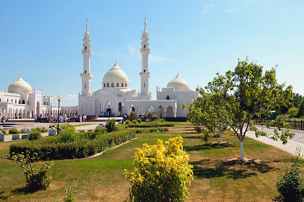 istock Square garden before temple. White mosque, Bulgar, Russia 547158010