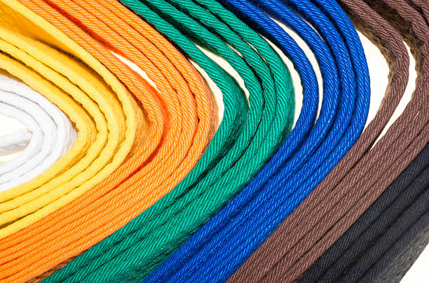 farbige gürtel in kampfsportarten, teil der judo-uniform - ju jitsu stock-fotos und bilder