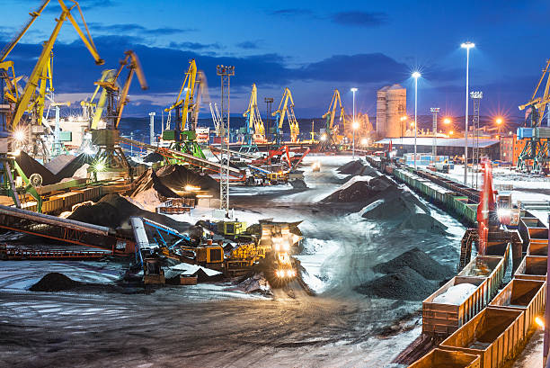 terminal węglowy w nocy. - coal crane transportation cargo container zdjęcia i obrazy z banku zdjęć