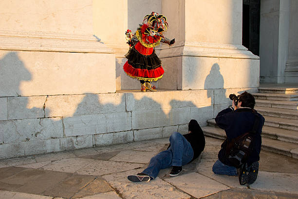 dois fotógrafos estão a tomar imagens de máscaras de veneza - reportage photographer photographing street imagens e fotografias de stock