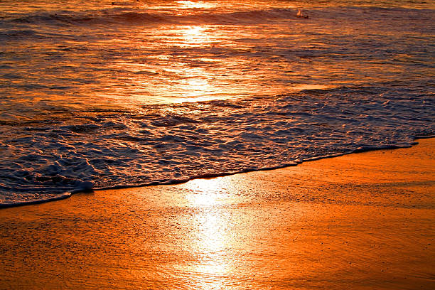 schöner sonnenuntergang vom meer und dem sand reflektiert. - sunset beach sky heat stock-fotos und bilder