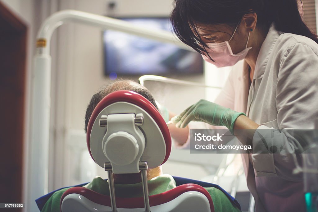 Dentista examina los dientes del paciente - Foto de stock de Salud dental libre de derechos