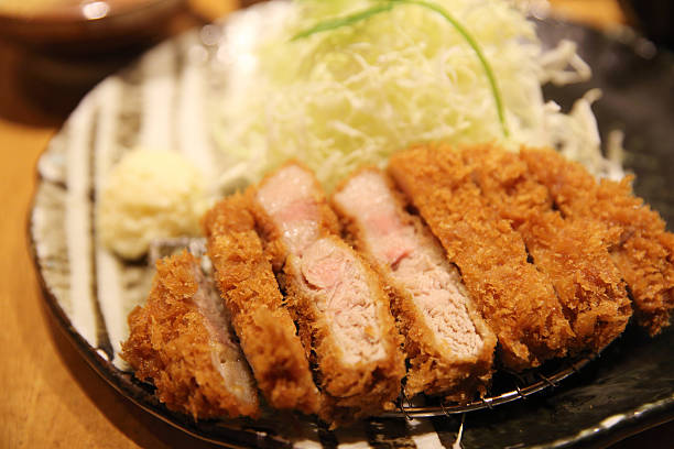 tonkatsu di maiale fritto giapponese tonkatsu - tonkatsu foto e immagini stock
