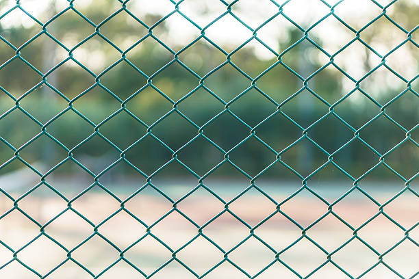 acero de malla de alambre verde - chainlink fence fence chain turnstile fotografías e imágenes de stock