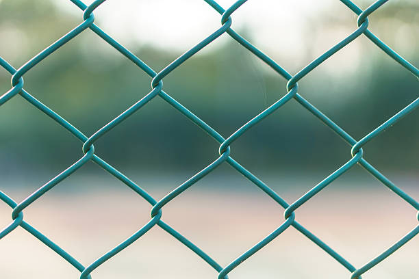 grüner drahtdrahtstahl - green fence chainlink fence wall stock-fotos und bilder