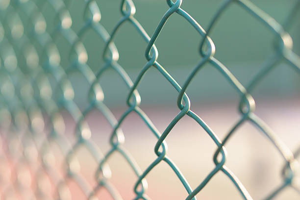 acero de malla de alambre verde - chainlink fence fence chain turnstile fotografías e imágenes de stock