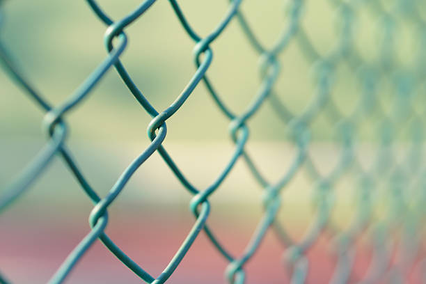 acero de malla de alambre verde - chainlink fence fence chain turnstile fotografías e imágenes de stock
