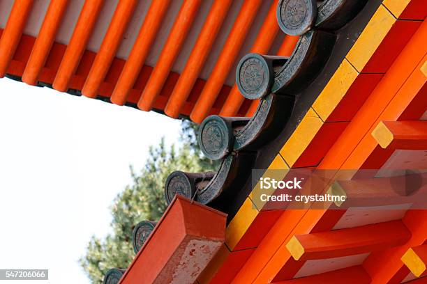 京都平安神社の日本の伝統的な屋根瓦 - アジア大陸のストックフォトや画像を多数ご用意 - アジア大陸, オレンジ色, スピリチュアル