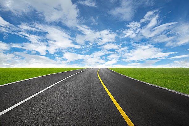 highway - vanishing point summer cloud sky stock-fotos und bilder