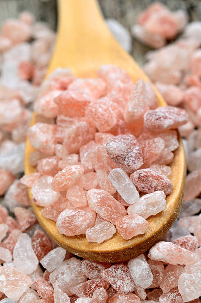 cristais de sal do himalaia - salt crystal spoon food imagens e fotografias de stock