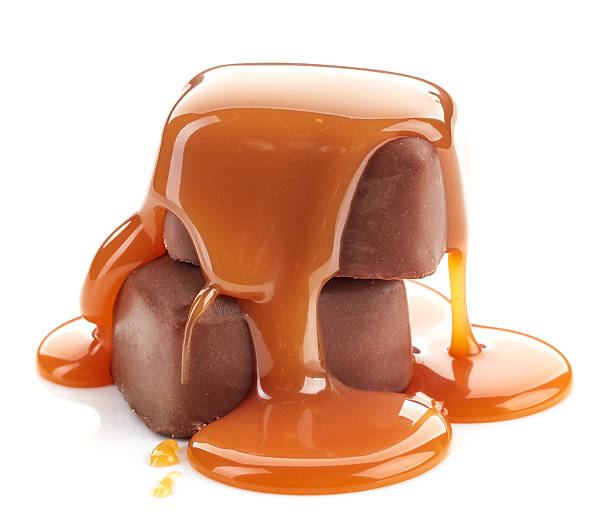 molho de caramelo derramando em doces de chocolate - caramel sauces sweet sauce pouring - fotografias e filmes do acervo