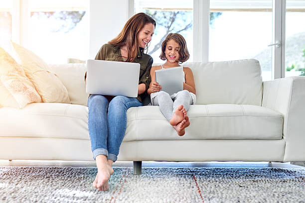 echa un vistazo a mi puntuación más alta! - women computer home interior brown hair fotografías e imágenes de stock