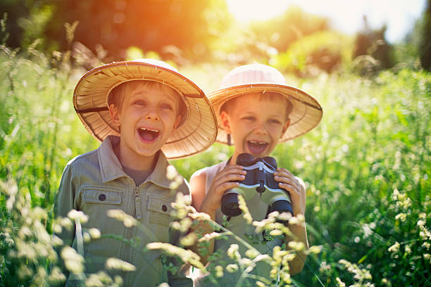 счастливые маленькие мальчики сафари изучает широкость - little boys discovery binoculars child стоковые фото и изображения