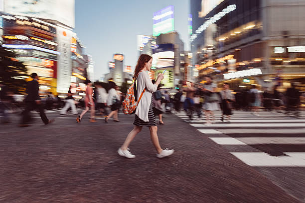 시부야 횡단에서 문자 메시지 여자 - japan tokyo prefecture city women 뉴스 사진 이미지