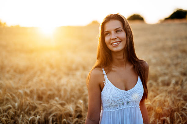 mujer romántica en campos de cebada - barley grass crop field fotografías e imágenes de stock