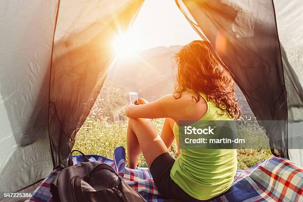 Tourist In Den Berg Mit Handy Stockfoto und mehr Bilder von Camping - Camping, Zelt, Frauen