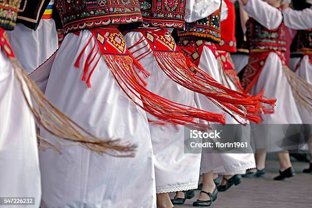 Romanian Traditional Dance With Specific Costumes 照片檔及更多 羅馬尼亞 照片 - 羅馬尼亞, 跳舞, 傳統服裝