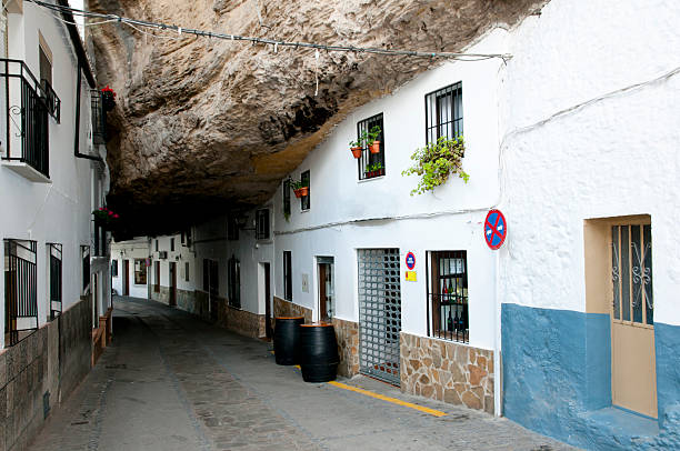 setenil de las bodegas - spain - rock overhang fotografías e imágenes de stock