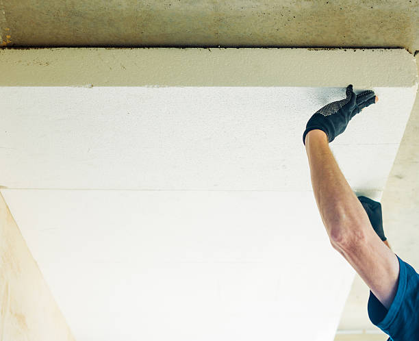 uomo che lavora con la plastica espansa - foto stock