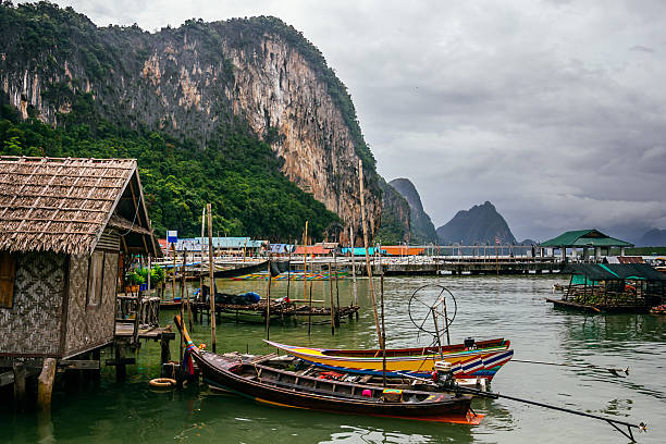 das muslimische fischerdorf koh panyi. pang nga bay, thailand - thailand asia famous place stone stock-fotos und bilder