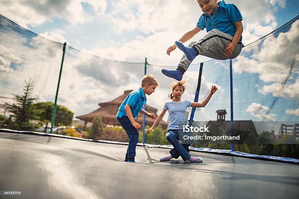 Enfants de sauter sur un trampoline - Photo de Trampoline libre de droits