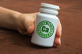 menschliche-hand-h%C3%A4lt-eine-flasche-