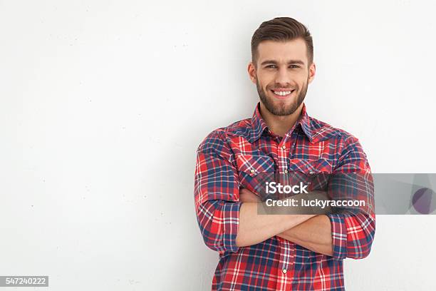 Foto de Um Jovem Bonito Contra A Parede Branca e mais fotos de stock de Homens - Homens, Bonito - pessoa, Macho