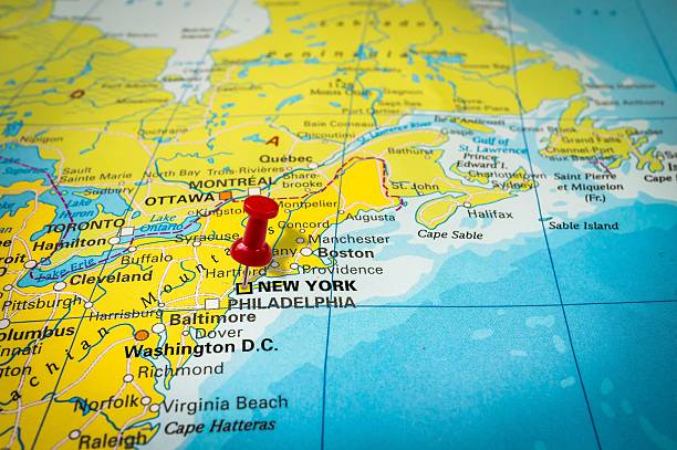 istock Red thumbtack in a map, pushpin pointing at New York 547246180
