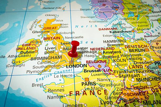 istock Red thumbtack in a map, pushpin pointing at London 547403902