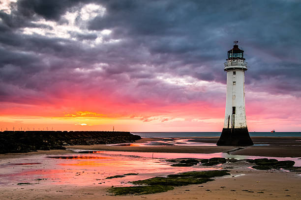 barsch rock leuchtturm bei sonnenuntergang - perch rock lighthouse stock-fotos und bilder