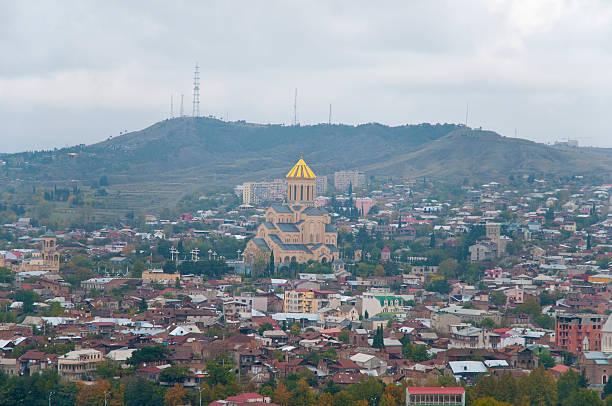 Katedra Trójcy Przenajświętszej w Tbilisi Widok na krajobraz miasta – zdjęcie