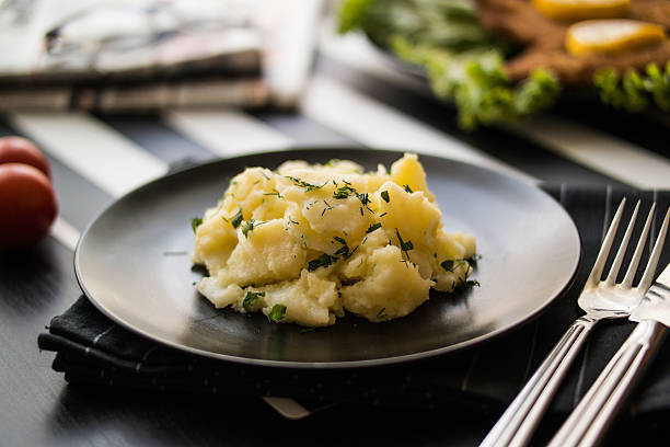 レストランでシュニッツェルとポテトサラダ。 - cutlet leaf vegetable vegetable prepared potato ストックフォトと画像