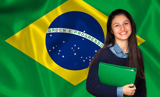 teen student lächelnd über brasilianische flagge - adolescence flag university people stock-fotos und bilder