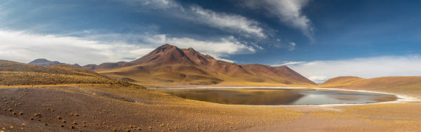 laguna miscanti y montañas en el desierto de atacama - chile - cerro miscanti fotografías e imágenes de stock