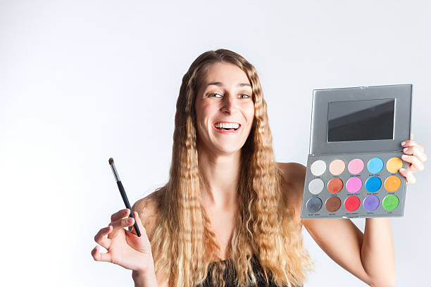 женщина положить макияж на - cosmetics make up brush make up palette стоковые фото и изображения
