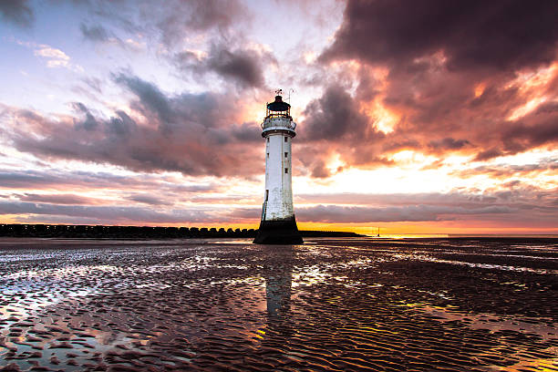 faro di perch rock e spiaggia al tramonto - perch rock lighthouse foto e immagini stock