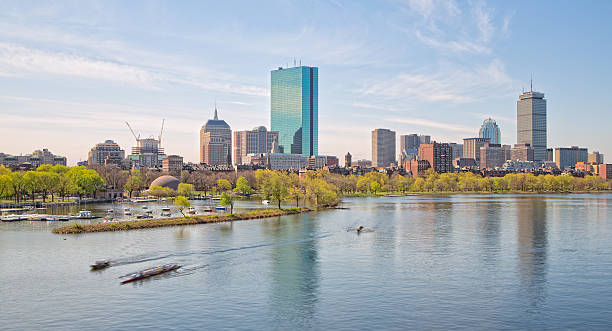 на залив бостона и реку чарльз - boston charles river city skyline стоковые фото и изображения